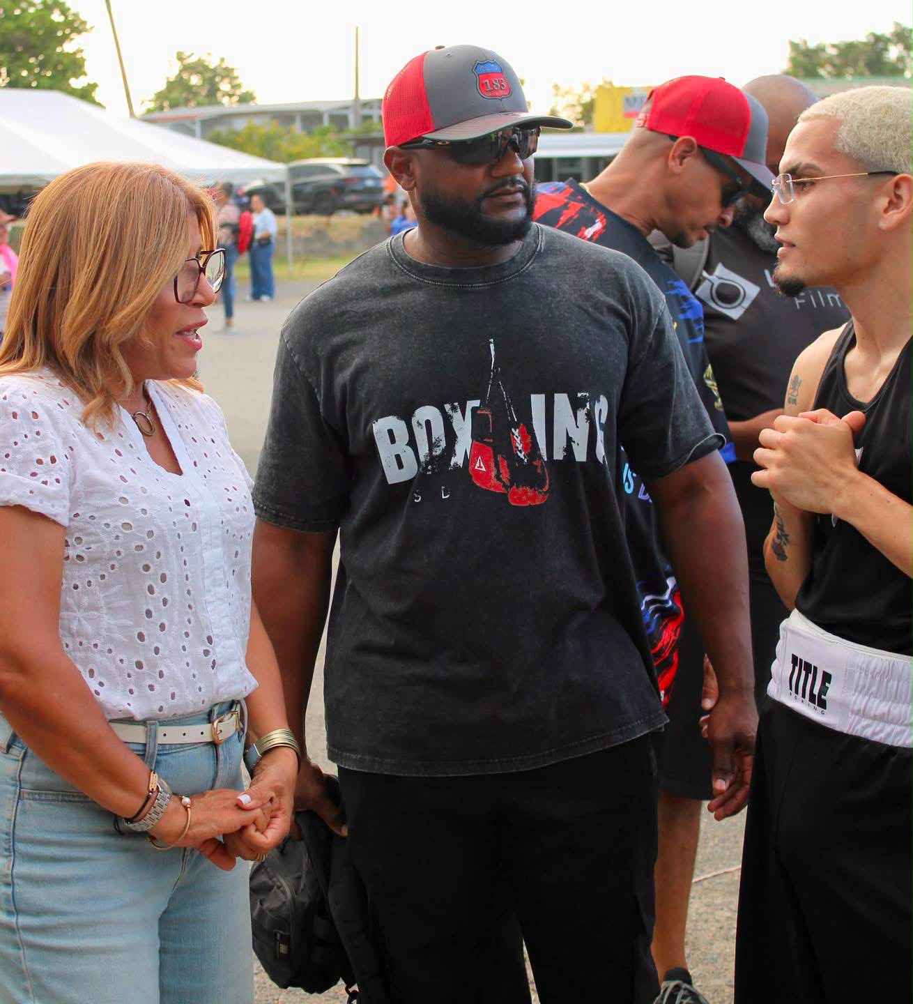 El Team NDO estuvo presente este pasado viernes participando en la cartelera de boxeo celebrada en el festival Lanchas Planua en Humacao.
Compartimos y disfrutamos junto a nuestros compañeros y entrenadores de nuestra región fortaleciendo la unión y el compromiso con nuestro deporte. También tuve el honor de compartir con la honorable alcaldesa de nuestro pueblo, un gesto que agradezco profundamente
Súper agradecido con todos por su apoyo y compañerismo. ;Excelente trabajo, compañeros. Sigamos adelante con humildad, disciplina y dedicación
Gracias a @lastkeyfilms por capturar tan bonitas imágenes y por inmortalizar estos momentos tan especiales.
Que Dios continúe bendiciéndonos y guiando cada uno de nuestros pasos. 🙏