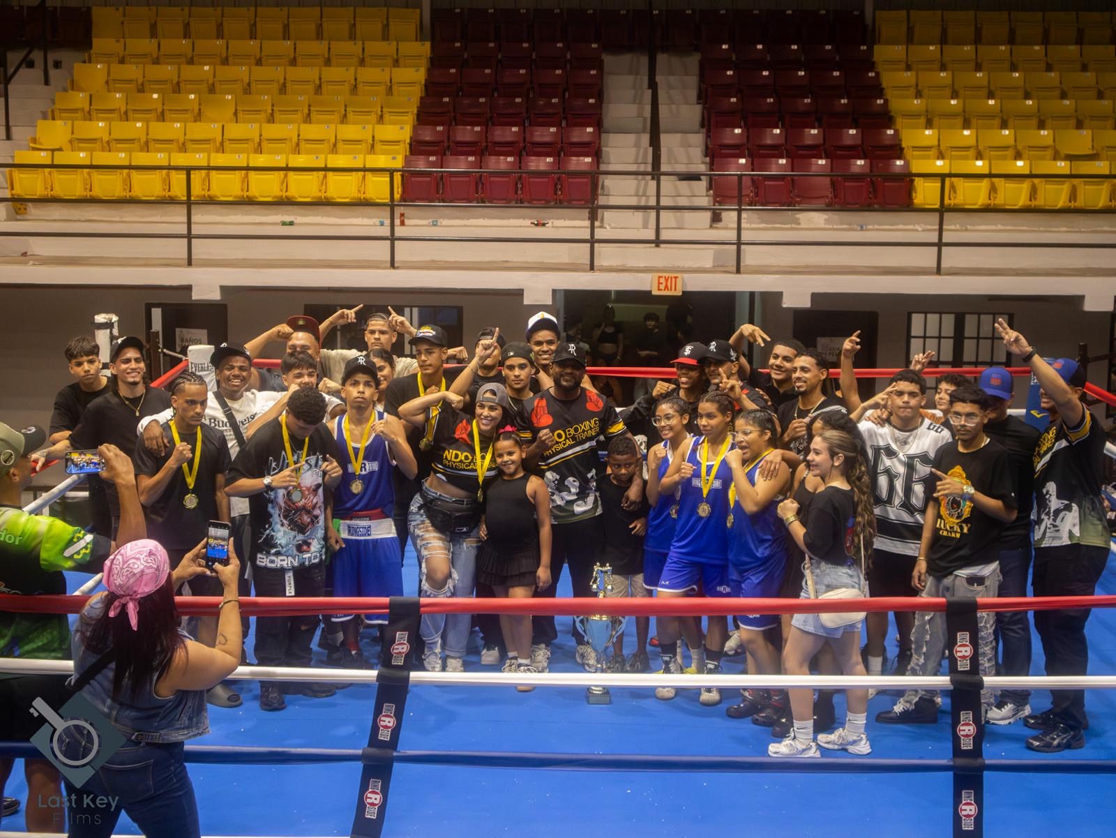 La familia NDO Boxing celebrando dentro del ring